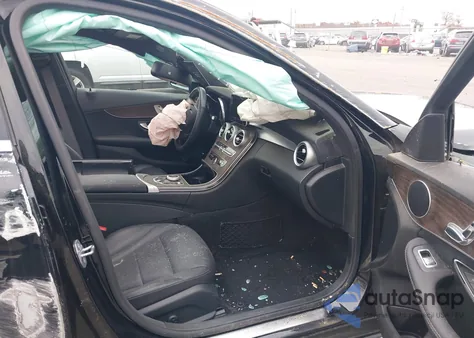 2018 Mercedes-Benz C 300 4Matic z USA, uszkodzony, nr VIN 55SWF4KB8JU257360